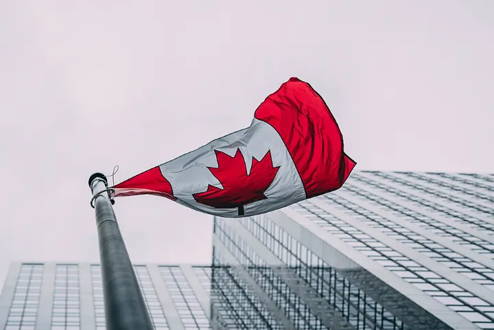 ویزای تضمینی کانادا نداریم؛ فریب نخورید!